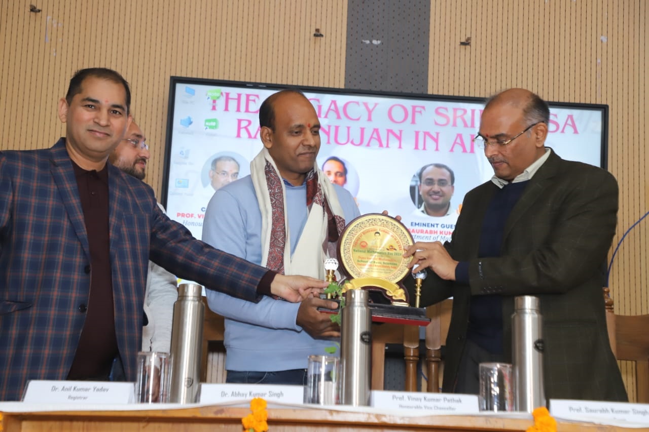 महान गणितज्ञ श्रीनिवासन पर आयोजित कार्यक्रम का शुभारंभ करते कुलपति महान गणितज्ञ श्रीनिवासन पर आयोजित कार्यक्रम का शुभारंभ करते कुलपति