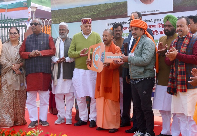 किसान को ट्रैक्टर की चाबी देते मुख्यमंत्री योगी किसान को ट्रैक्टर की चाबी देते मुख्यमंत्री योगी