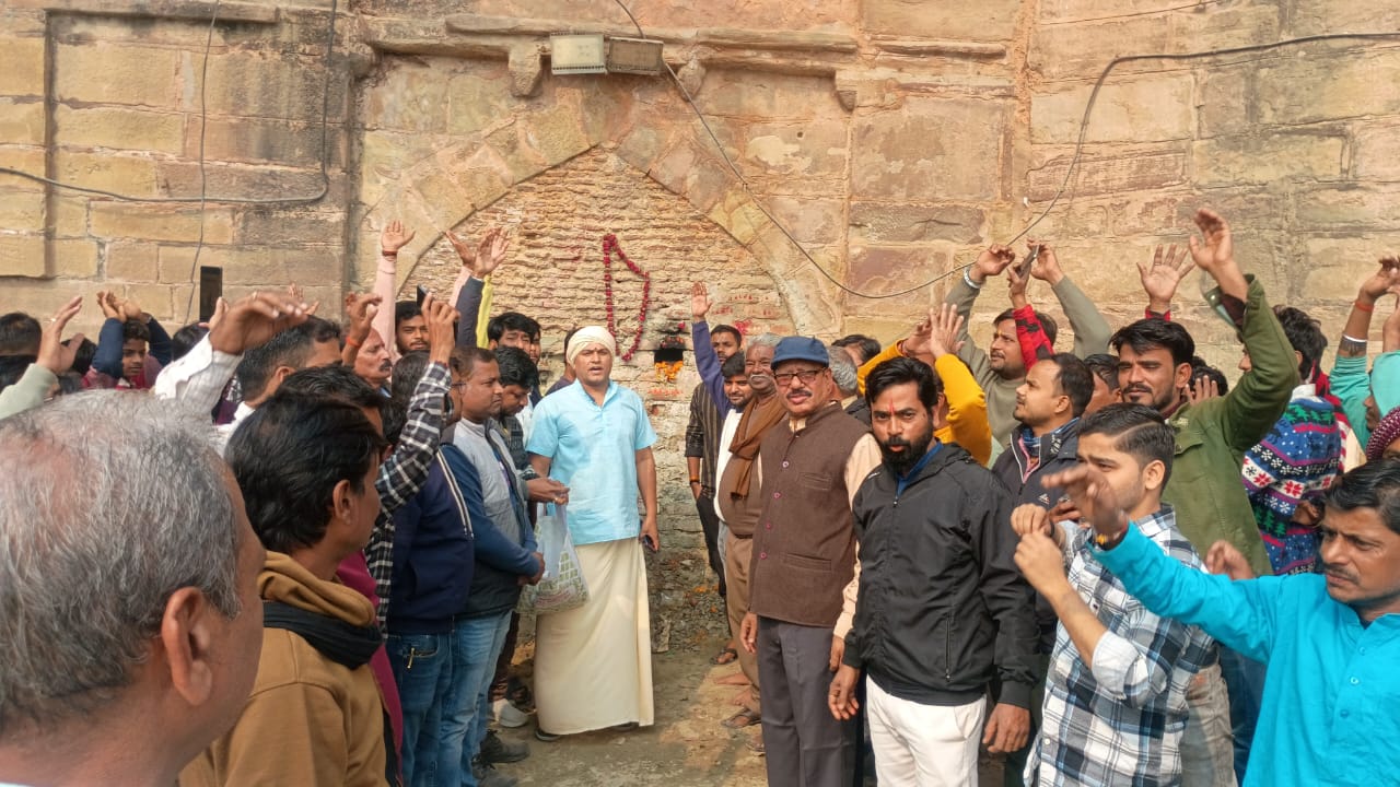 शाही पुल के नीचे काली माता मंदिर का दावा लोगो ने शुरू किया पूजा अर्चना शाही पुल के नीचे काली माता मंदिर का दावा लोगो ने शुरू किया पूजा अर्चना