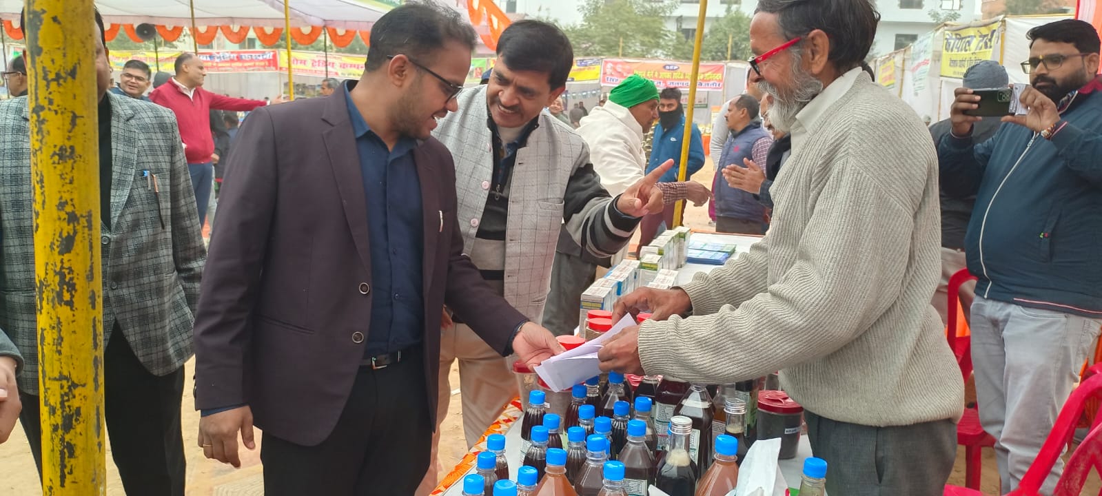 किसान मेले में लगे स्टालों का निरीक्षण करते हुए किसान मेले में लगे स्टालों का निरीक्षण करते हुए