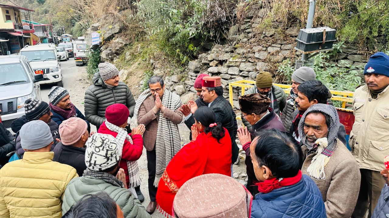 जिले के दो दिवसीय दौरे पर बर्फबारी के बीच पहुंचे अपर सचिव।। जिले के दो दिवसीय दौरे पर बर्फबारी के बीच पहुंचे अपर सचिव।।