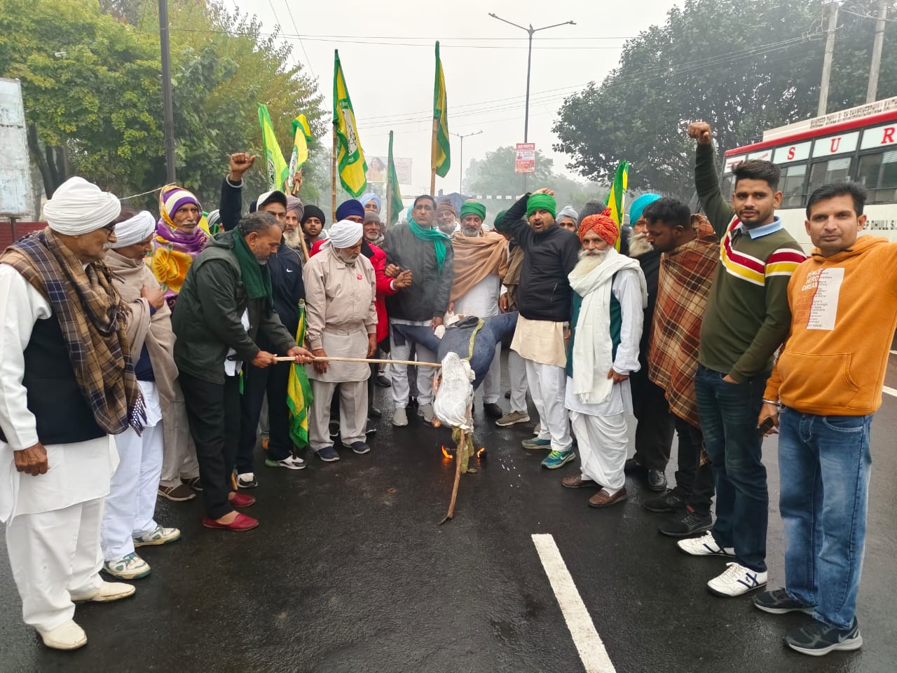 प्रदर्शन करते और पुतला फूंकते हुए संयुक्त किसान मोर्चा के किसान नेट प्रदर्शन करते और पुतला फूंकते हुए संयुक्त किसान मोर्चा के किसान नेट