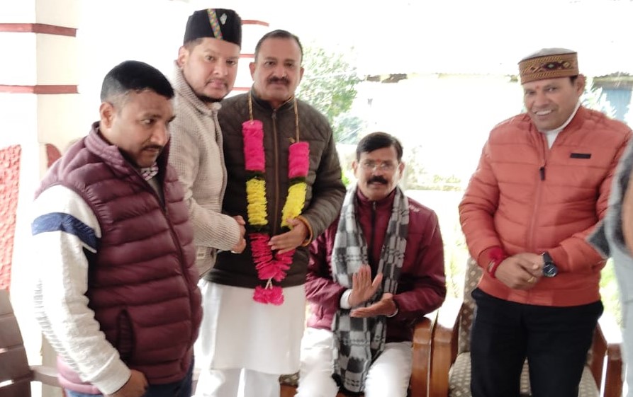 कर्णप्रयाग में आयोजित भाजपा की बैठक में अतिथियों का स्वागत करते हुए। कर्णप्रयाग में आयोजित भाजपा की बैठक में अतिथियों का स्वागत करते हुए।