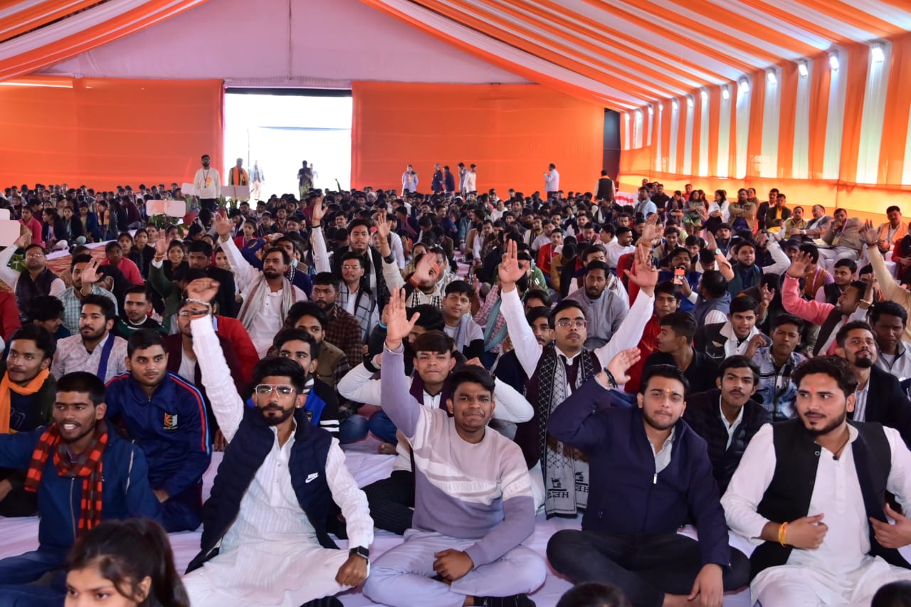 जयघोष की हुंकार भरते अभाविप के कार्यकर्ता जयघोष की हुंकार भरते अभाविप के कार्यकर्ता