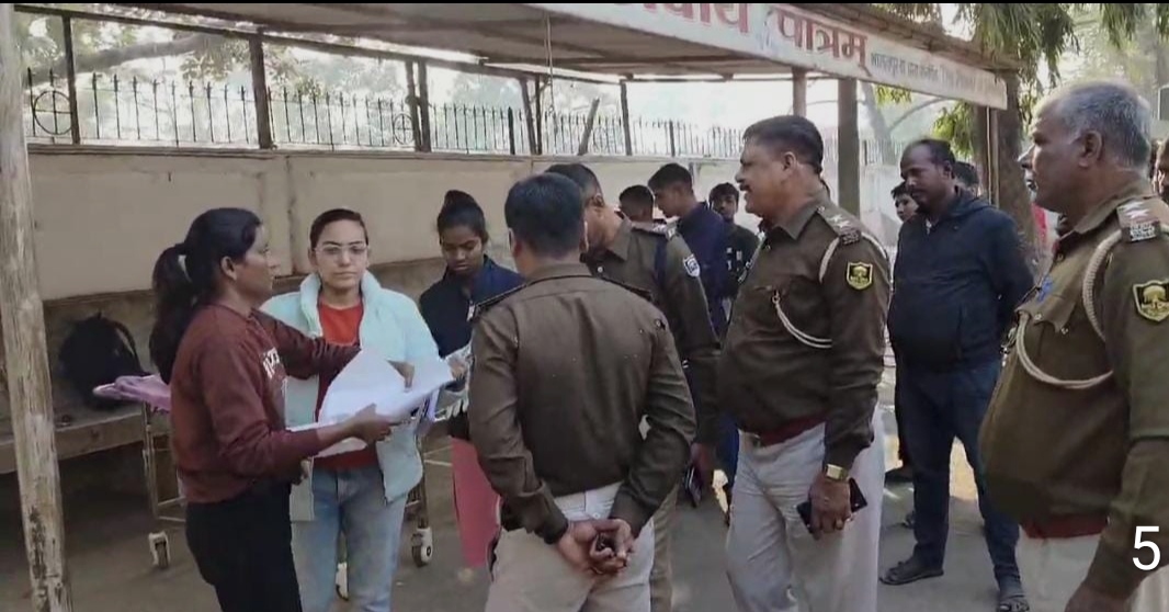 छानबीन करती पुलिस छानबीन करती पुलिस