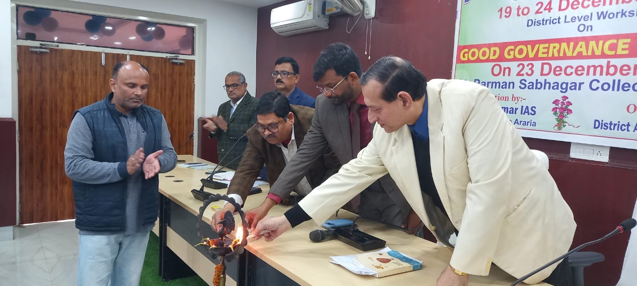 अररिया फोटो:कार्यशाला का दीप जलाकर कार्यक्रम की शुरुआत करते अधिकारी अररिया फोटो:कार्यशाला का दीप जलाकर कार्यक्रम की शुरुआत करते अधिकारी