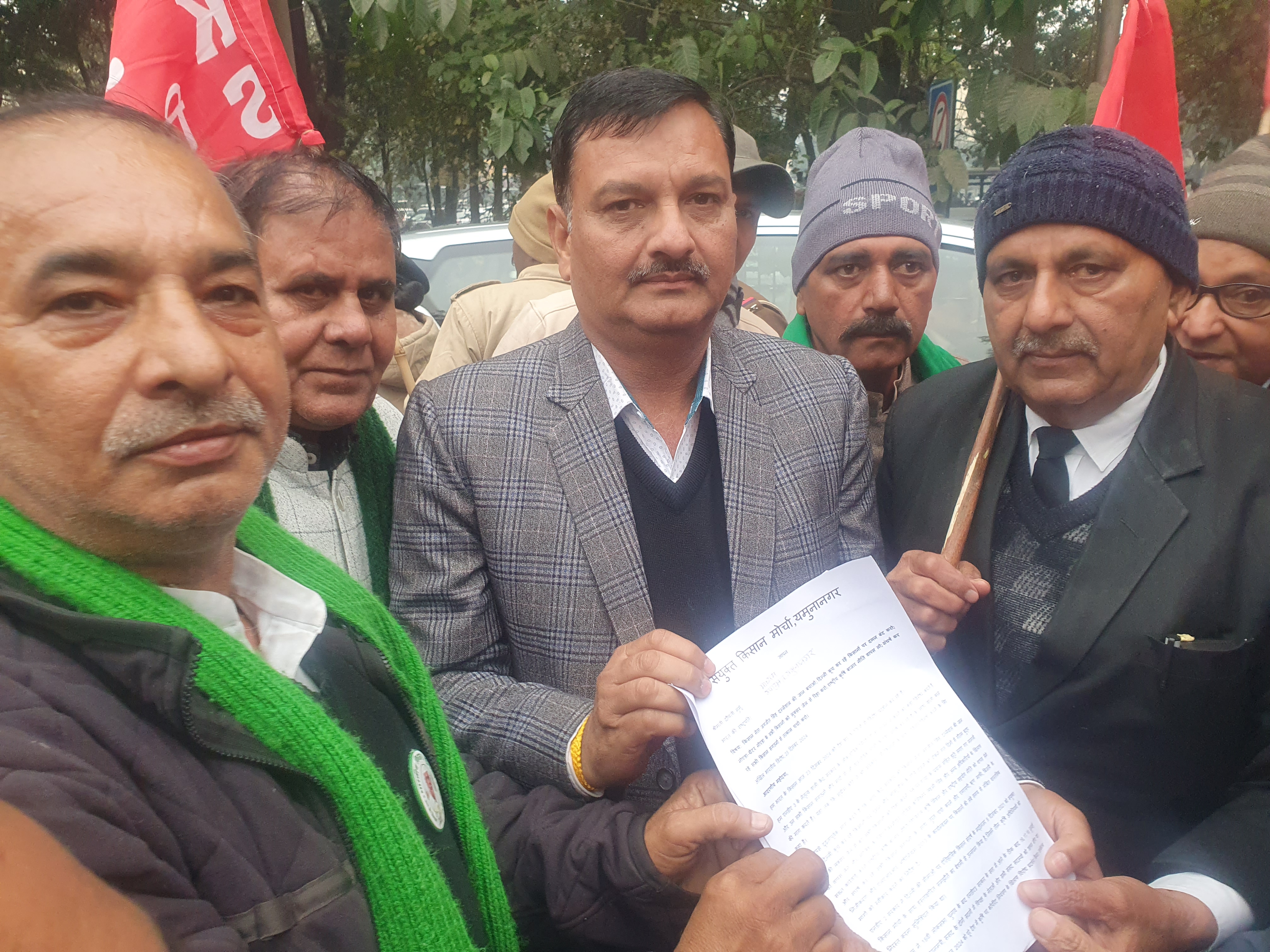 ज्ञापन देते हुए किसान ज्ञापन देते हुए किसान