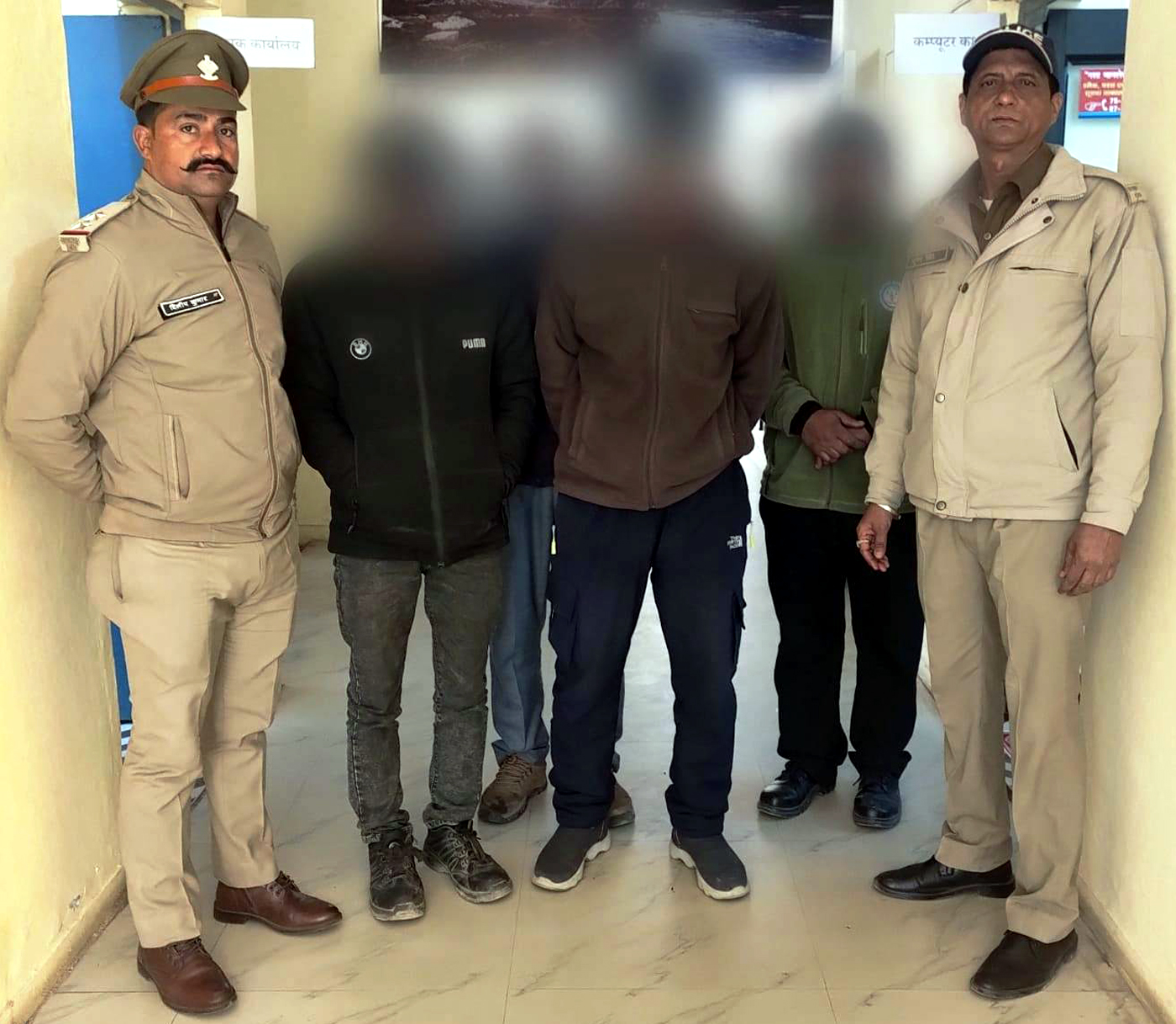 पुलिस की गिरफ्त में आरोपित। पुलिस की गिरफ्त में आरोपित।