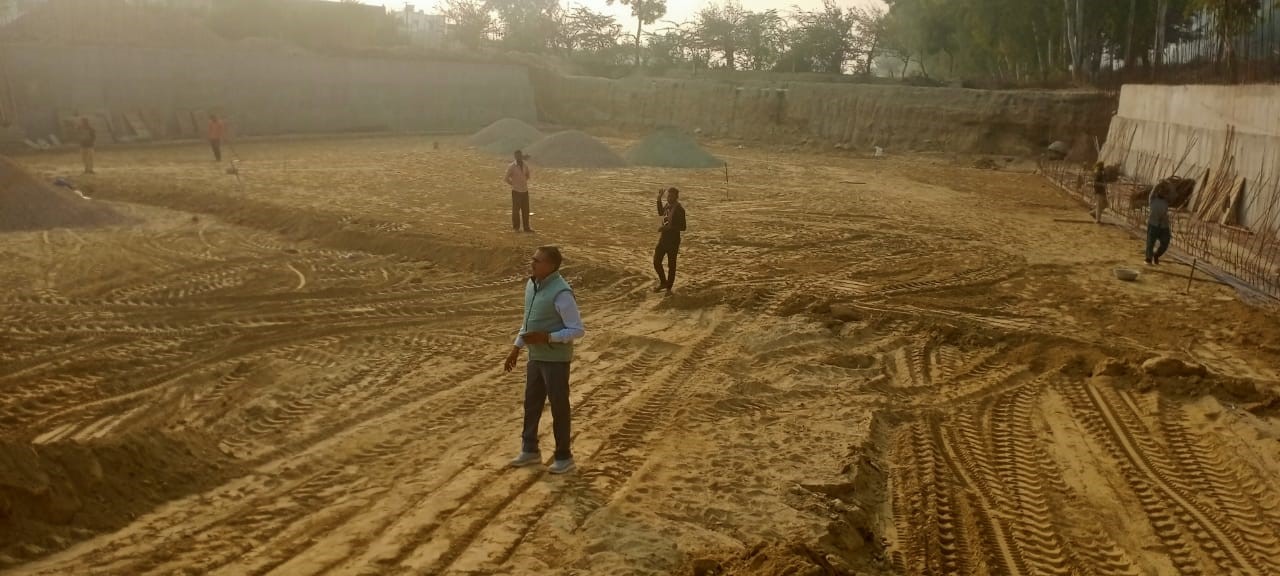 जलघर का निरीक्षण करते हुए विभाग कर्मचारी। जलघर का निरीक्षण करते हुए विभाग कर्मचारी।