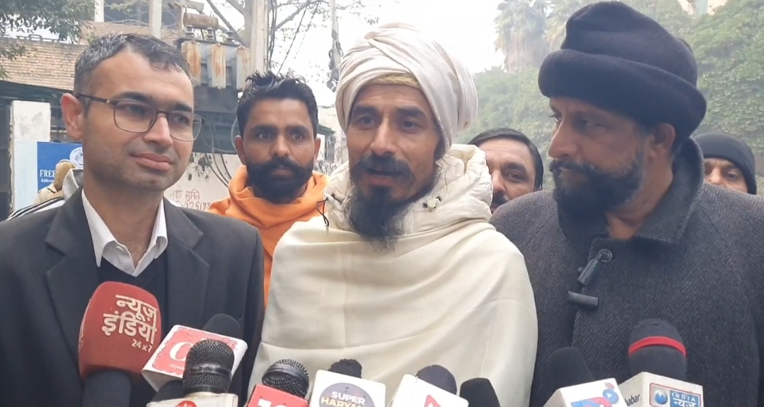 फोटो कैप्शन: पत्रकारों से बातचीत करते संत गोपाल दास फोटो कैप्शन: पत्रकारों से बातचीत करते संत गोपाल दास