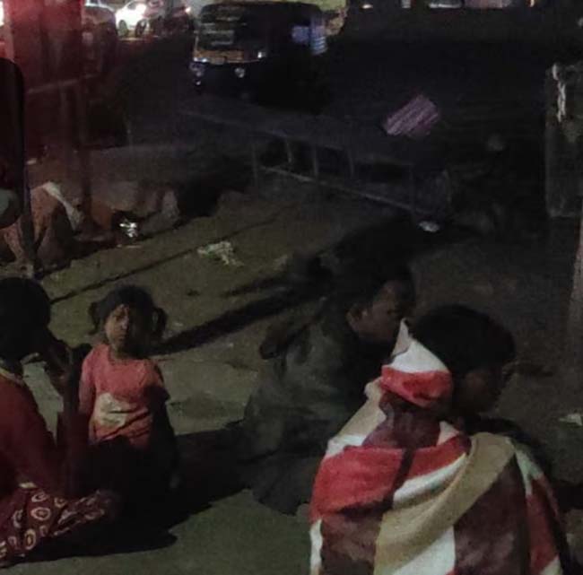 पुणे में डंपर ने फुटपाथ पर सोए ९ मजदूरों को कुचला, तीन की मौत,चालक गिरफ्तार पुणे में डंपर ने फुटपाथ पर सोए ९ मजदूरों को कुचला, तीन की मौत,चालक गिरफ्तार
