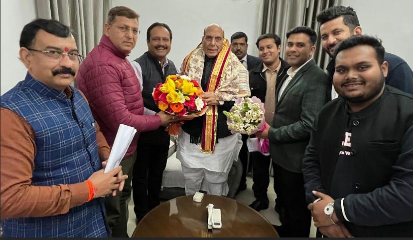 राजनाथ सिंह का स्वागत करते भाजपा कार्यकर्ता राजनाथ सिंह का स्वागत करते भाजपा कार्यकर्ता