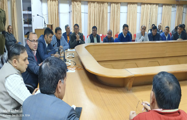 पंचायत भवन में अधिकारियों की बैठक लेते डीसी डॉ विवेक भारती।