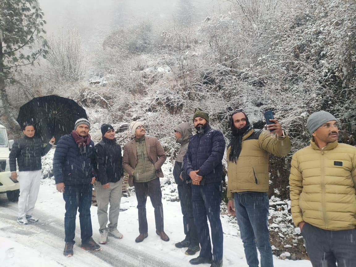 जिले के दो दिवसीय दौरे पर बर्फबारी के बीच पहुंचे अपर सचिव।। जिले के दो दिवसीय दौरे पर बर्फबारी के बीच पहुंचे अपर सचिव।।