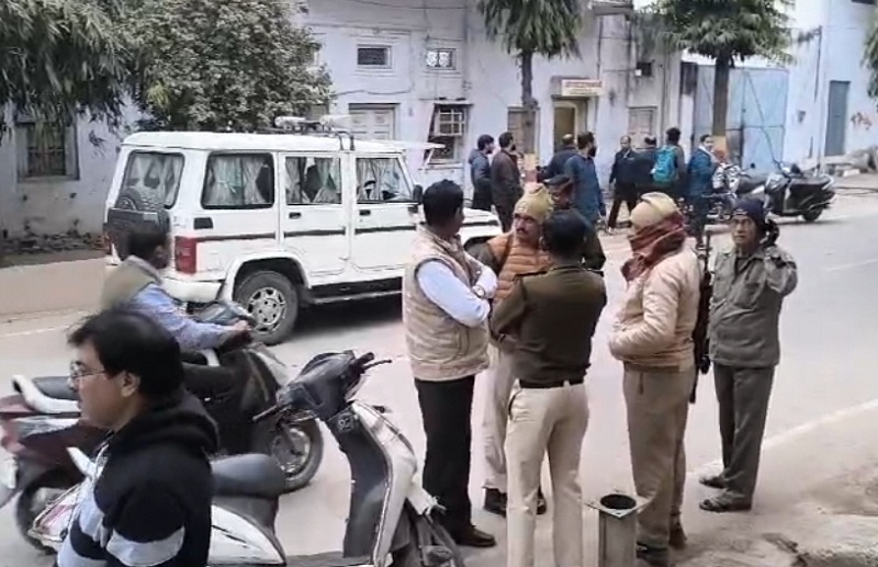 ग्वालियर के डबरा में लूट के बाद जांच करते हुए पुलिस ग्वालियर के डबरा में लूट के बाद जांच करते हुए पुलिस