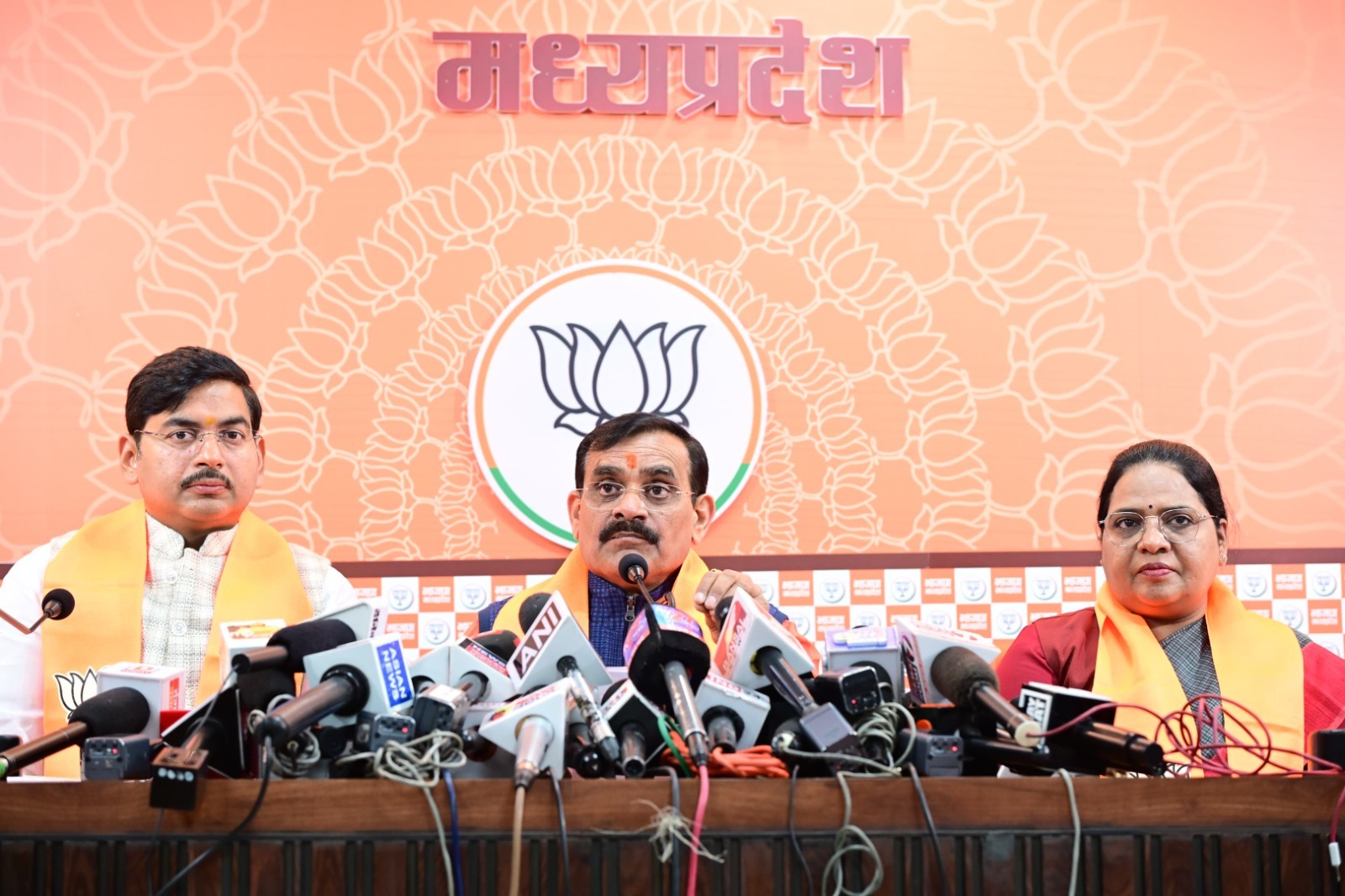 वीडी शर्मा ने पत्रकार वार्ता काे संबाेधित किया