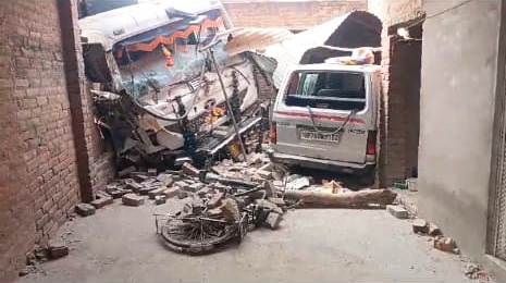 घर में घुसा हादसे का शिकार ट्रक घर में घुसा हादसे का शिकार ट्रक