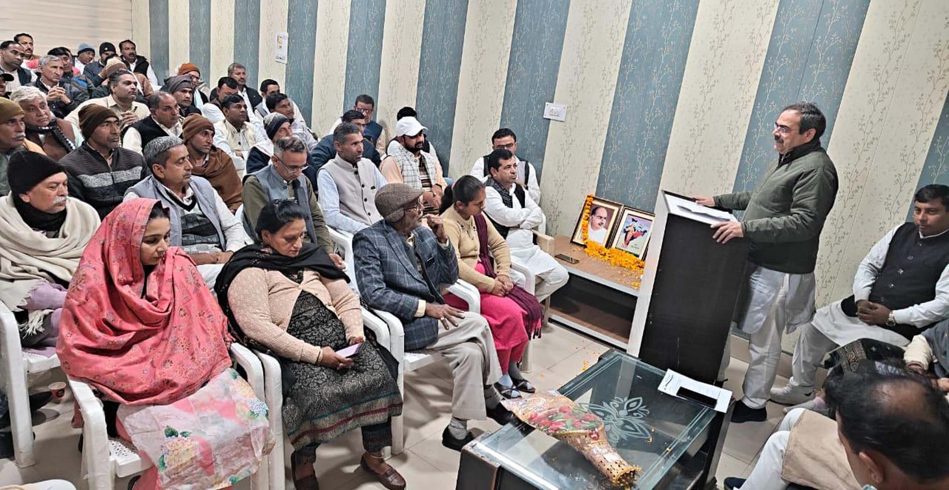 बैठक को संबोधित करते प्रदेश महामंत्री सुरेन्द्र पूनिया व उपस्थित अन्य नेता। बैठक को संबोधित करते प्रदेश महामंत्री सुरेन्द्र पूनिया व उपस्थित अन्य नेता।