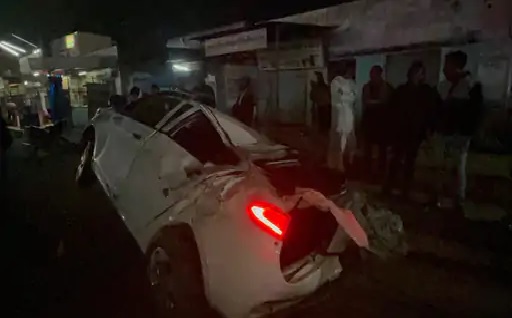 कार का पिछला हिस्सा पूरी तरह पिचक गया। कार का पिछला हिस्सा पूरी तरह पिचक गया।