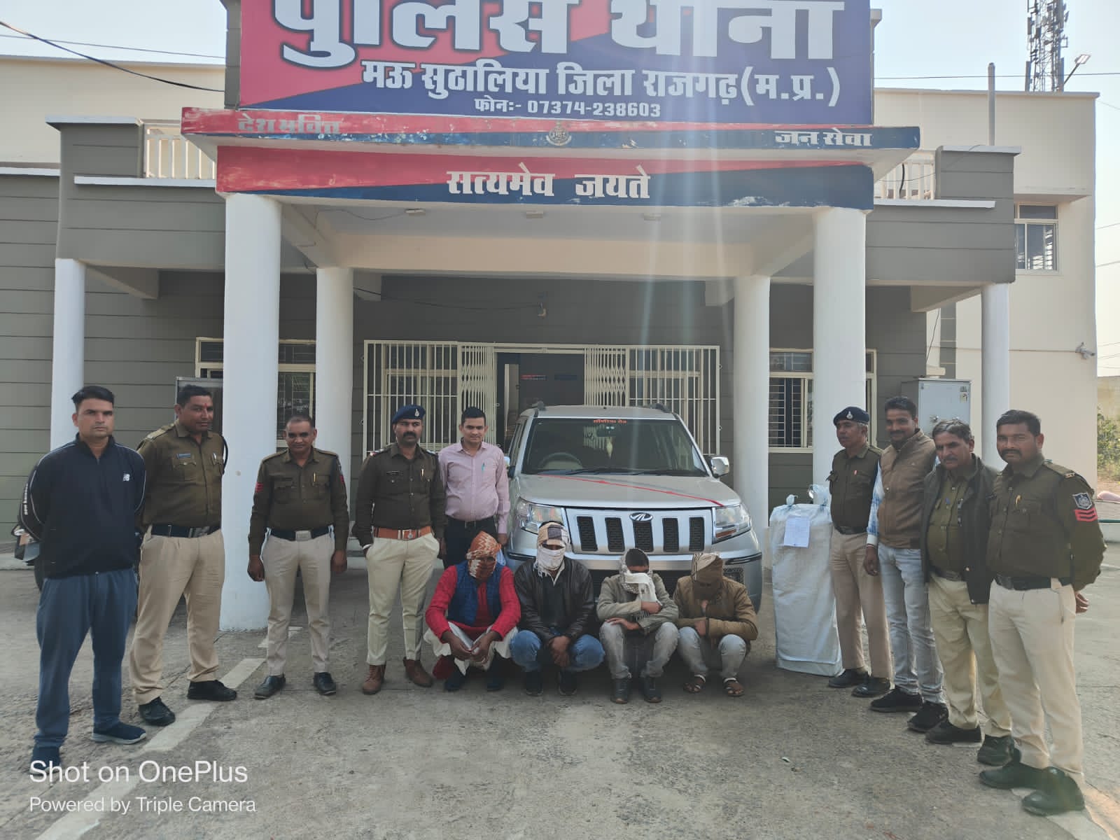 चार युवक गिरफ्तार,महिन्द्रा जीप जब्त चार युवक गिरफ्तार,महिन्द्रा जीप जब्त