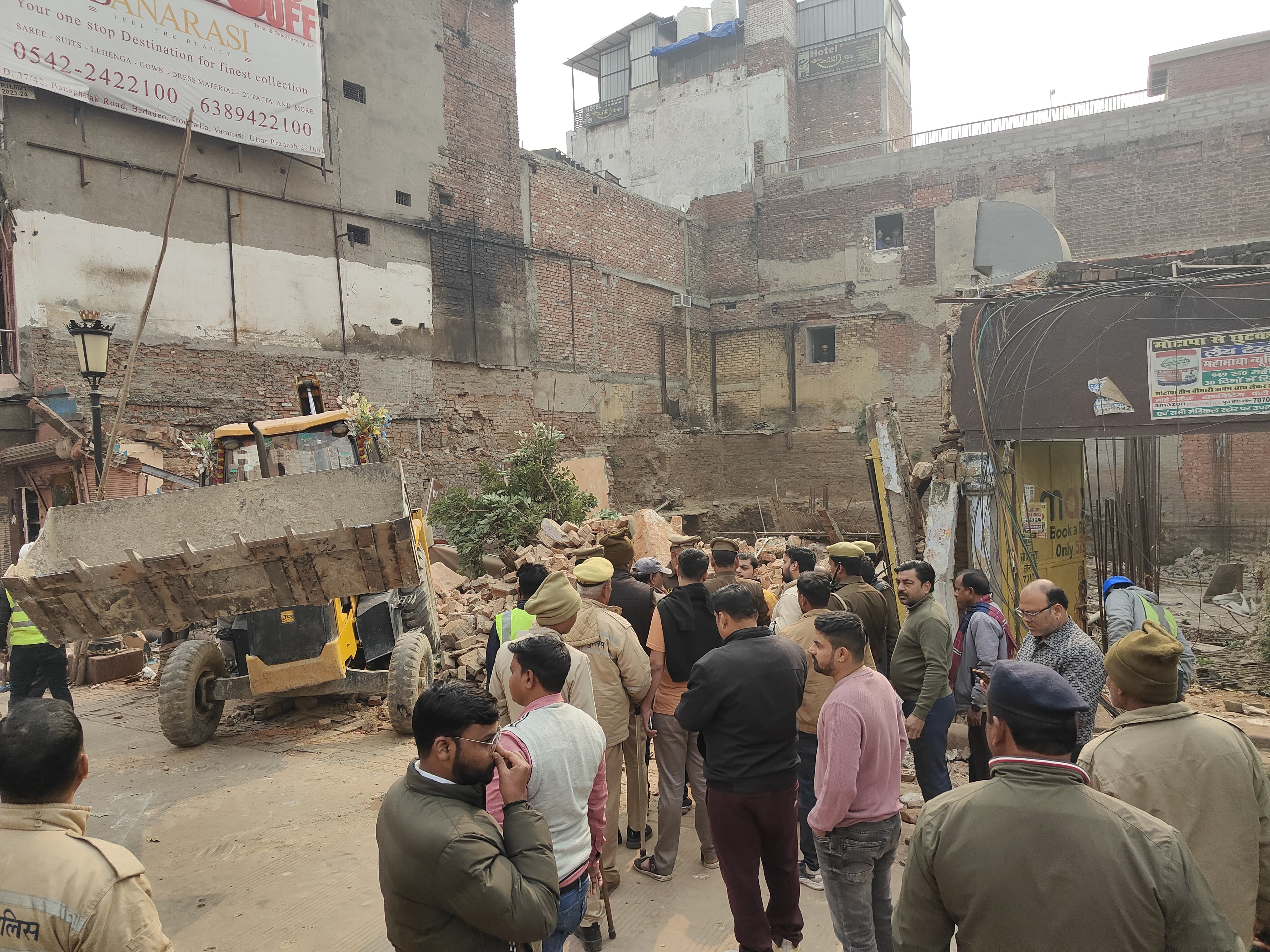 गौदोलिया चौराहे पर अवैध अतिक्रमण को ध्वस्त करता बुलडोजर टीम और मौके पर अफसर: फोटो बच्चा गुप्ता गौदोलिया चौराहे पर अवैध अतिक्रमण को ध्वस्त करता बुलडोजर टीम और मौके पर अफसर: फोटो बच्चा गुप्ता