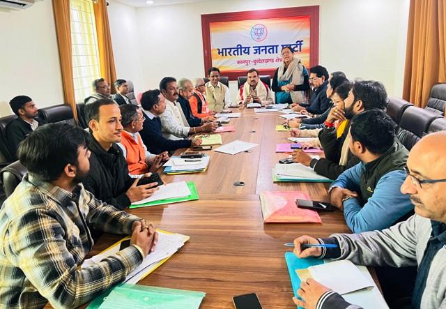 बैठक करते क्षेत्रीय अध्यक्ष प्रकाश पाल व अन्य बैठक करते क्षेत्रीय अध्यक्ष प्रकाश पाल व अन्य