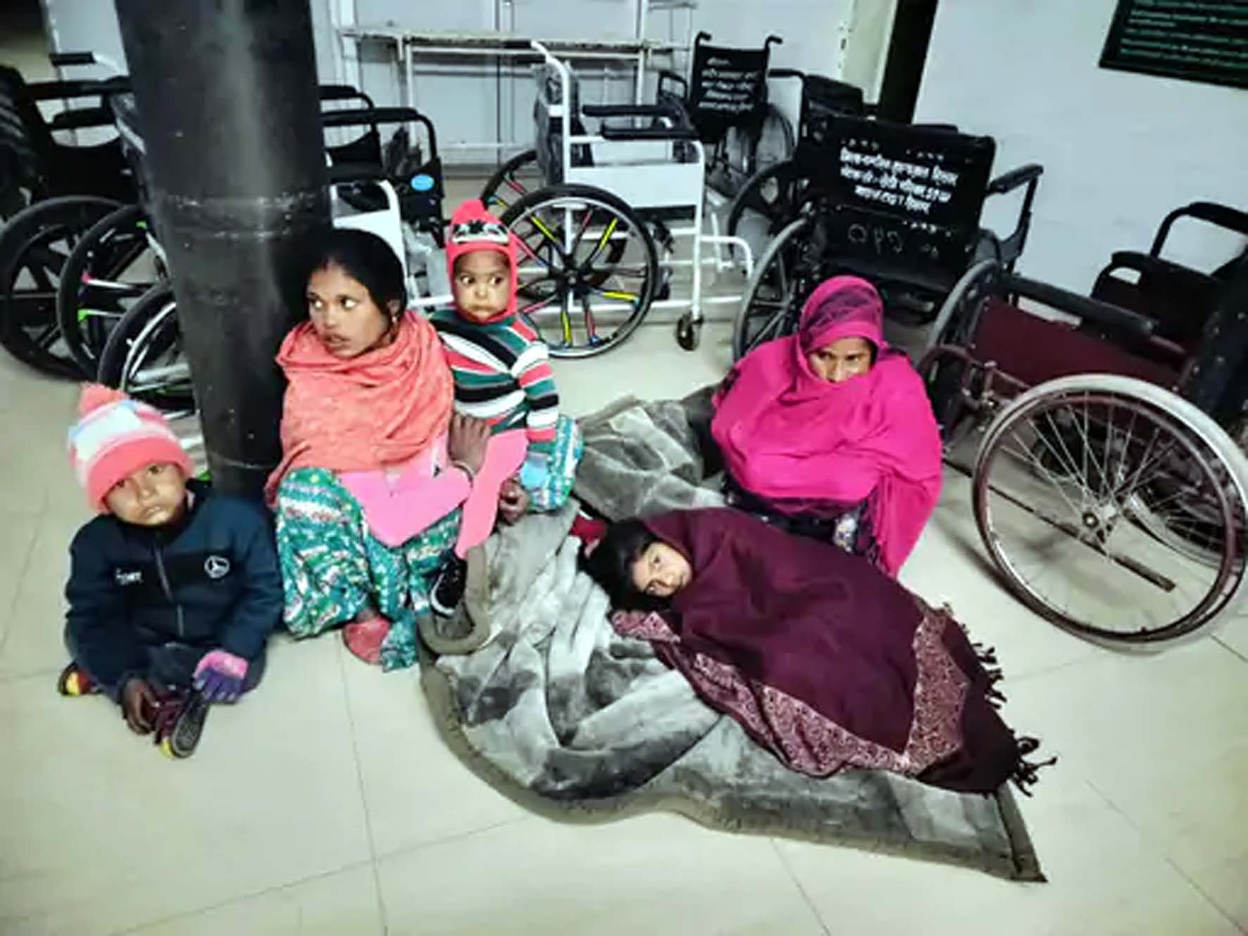 हिसार के नागरिक अस्पताल में बैठे बच्चों के परिजन। हिसार के नागरिक अस्पताल में बैठे बच्चों के परिजन।