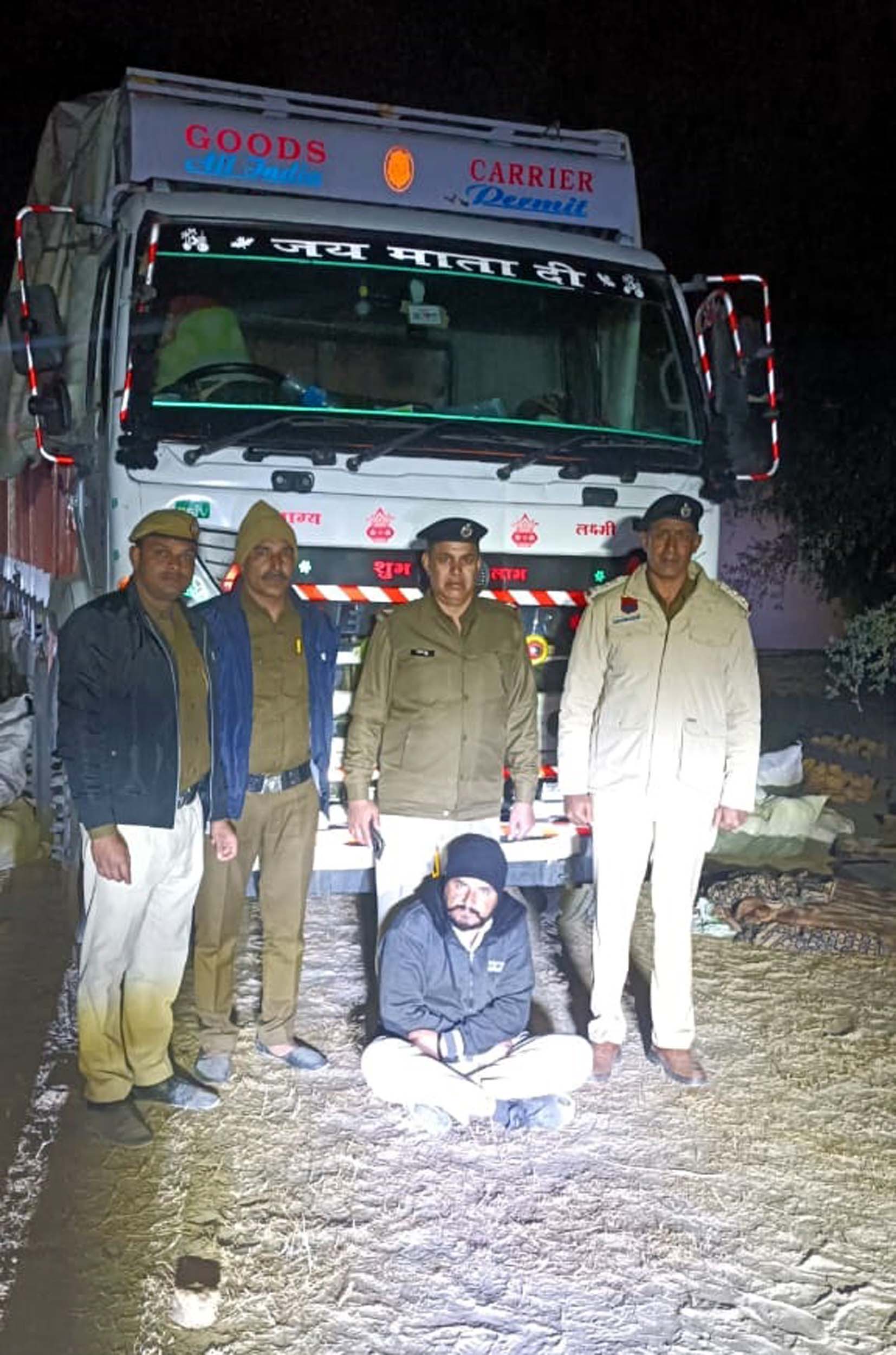 शराब सहित पकड़ा गया आरोपी।