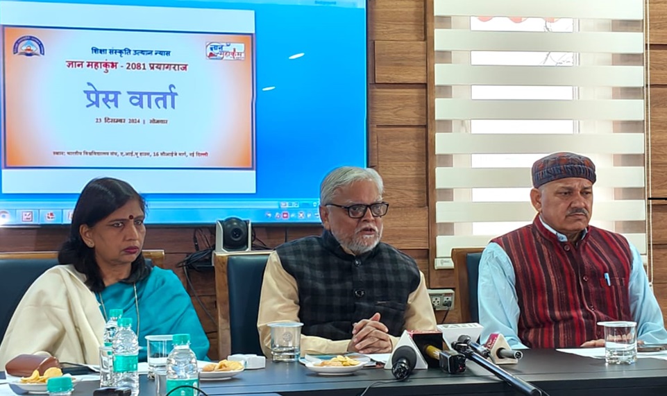 नई दिल्ली में प्रेस कान्फ्रेंस को संबोधित करते डा. अतुल कोठारी (मध्य में) नई दिल्ली में प्रेस कान्फ्रेंस को संबोधित करते डा. अतुल कोठारी (मध्य में)