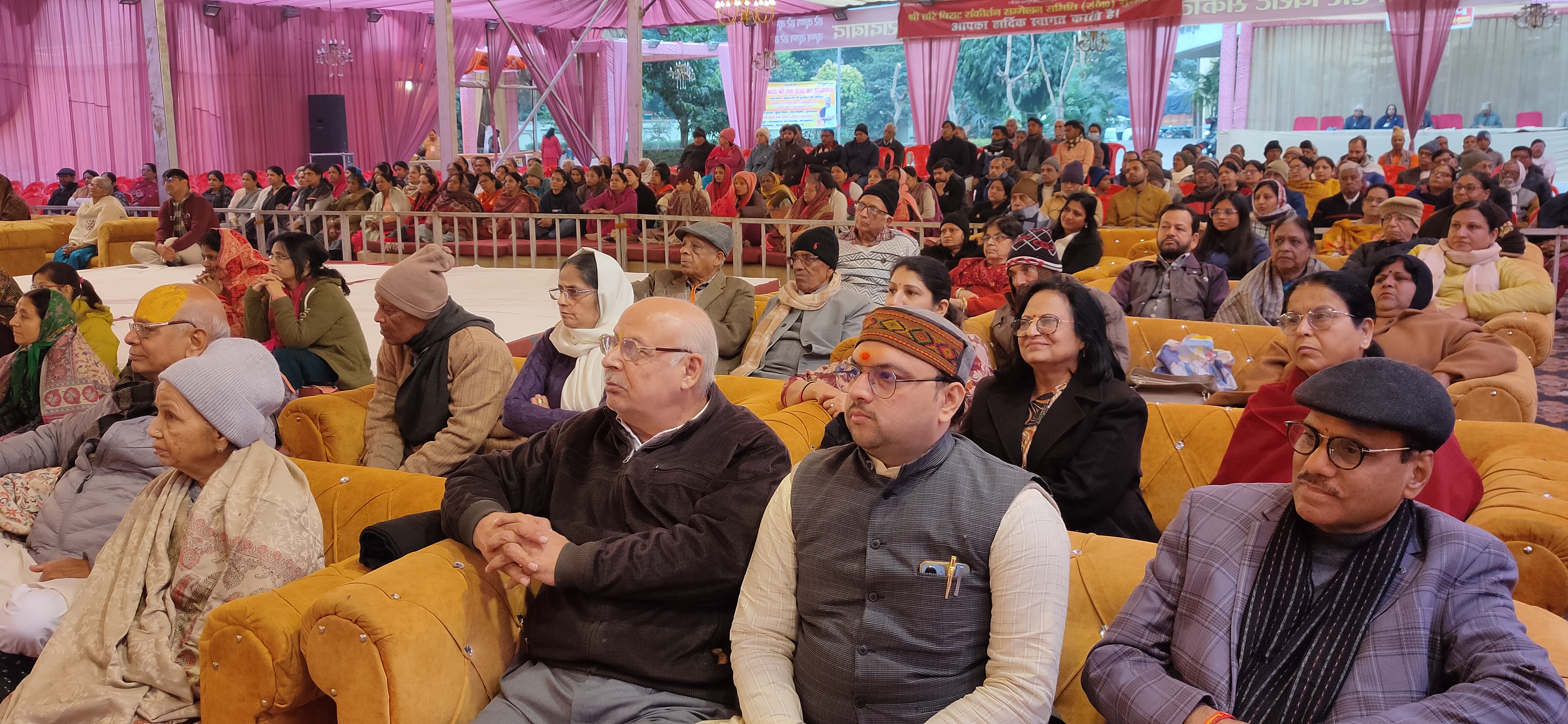 पंचायत भवन परिसर में जिगर मंच पर आयोजित श्रीमद् भागवत कथा में उपस्थित श्रद्धालु। पंचायत भवन परिसर में जिगर मंच पर आयोजित श्रीमद् भागवत कथा में उपस्थित श्रद्धालु।