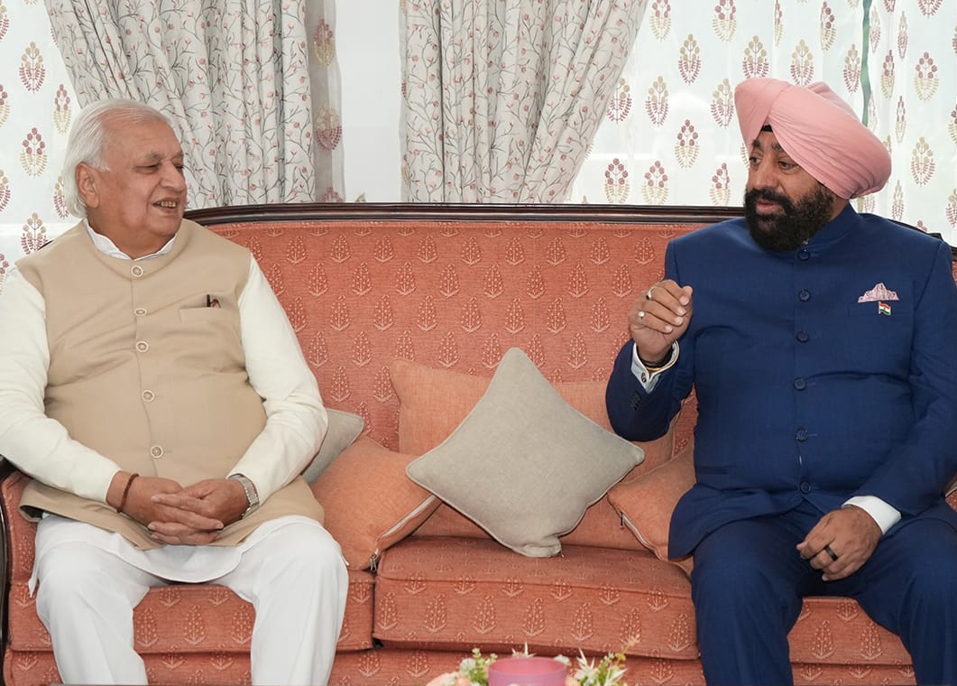 केरल के राज्यपाल आरिफ मोहम्मद खान सोमवार को राजभवन में उत्तराखंड के राज्यपाल से भेंट करते। केरल के राज्यपाल आरिफ मोहम्मद खान सोमवार को राजभवन में उत्तराखंड के राज्यपाल से भेंट करते।