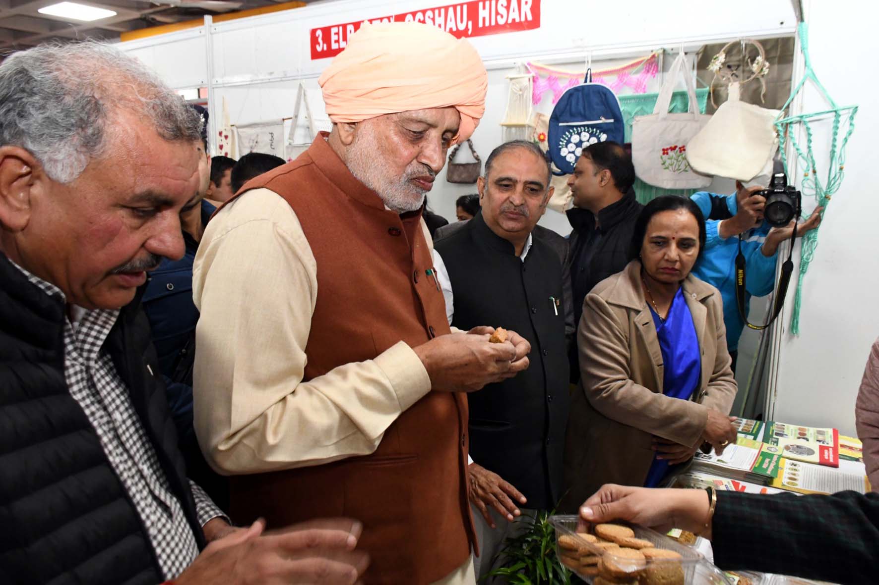 किसान दिवस कार्यक्रम में प्रदर्शनी का अवलोकन करते कृषि मंत्री श्याम सिंह राणा।