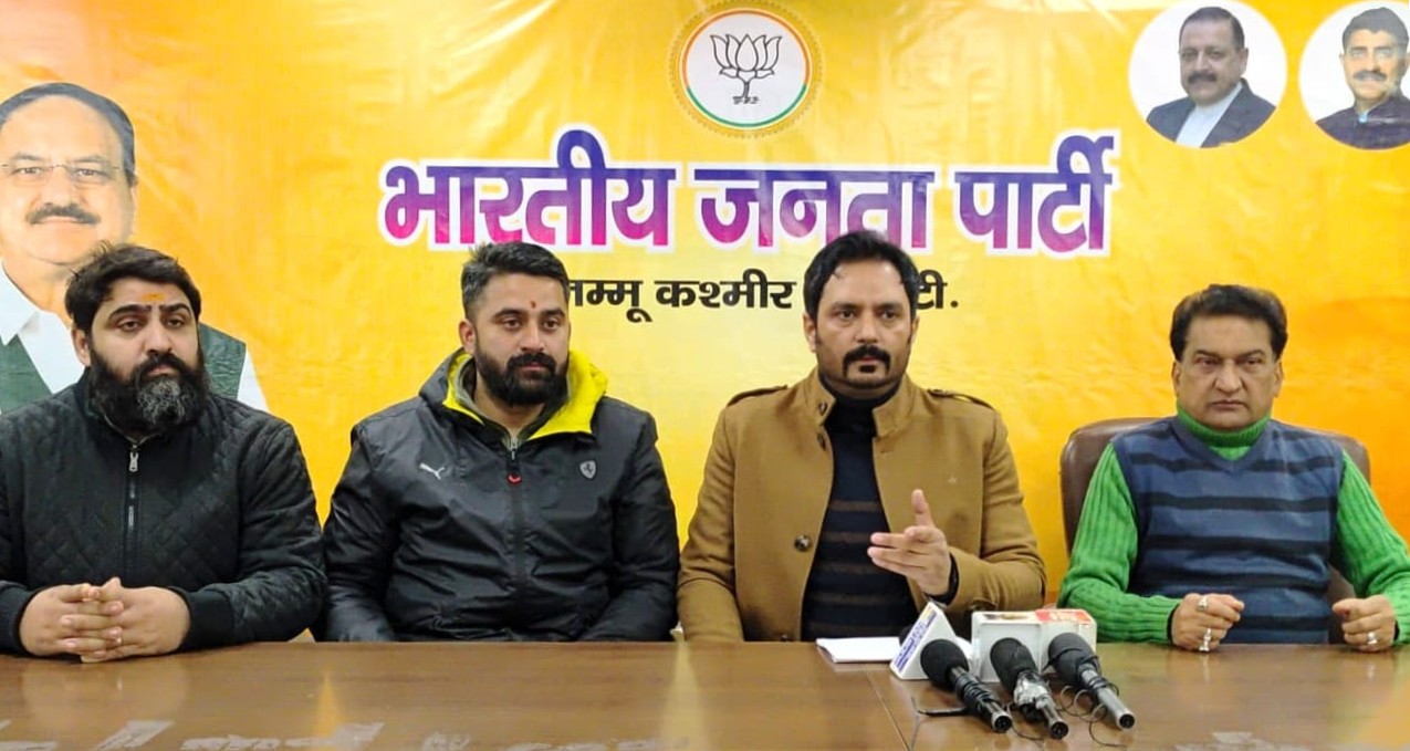 जम्मू-कश्मीर में नौकरी के वादे पूरे न होने पर इंडी गठबंधन की आलोचना की जम्मू-कश्मीर में नौकरी के वादे पूरे न होने पर इंडी गठबंधन की आलोचना की