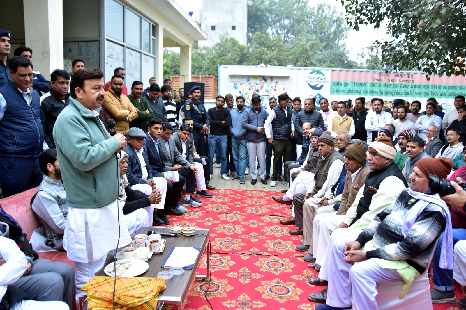फोटो नंबर-04: गुरुग्राम के गांवों में धन्यवाद दौरे के दौरान सभा को संबोधित करते कैबिनेट मंत्री राव नरबीर सिंह।