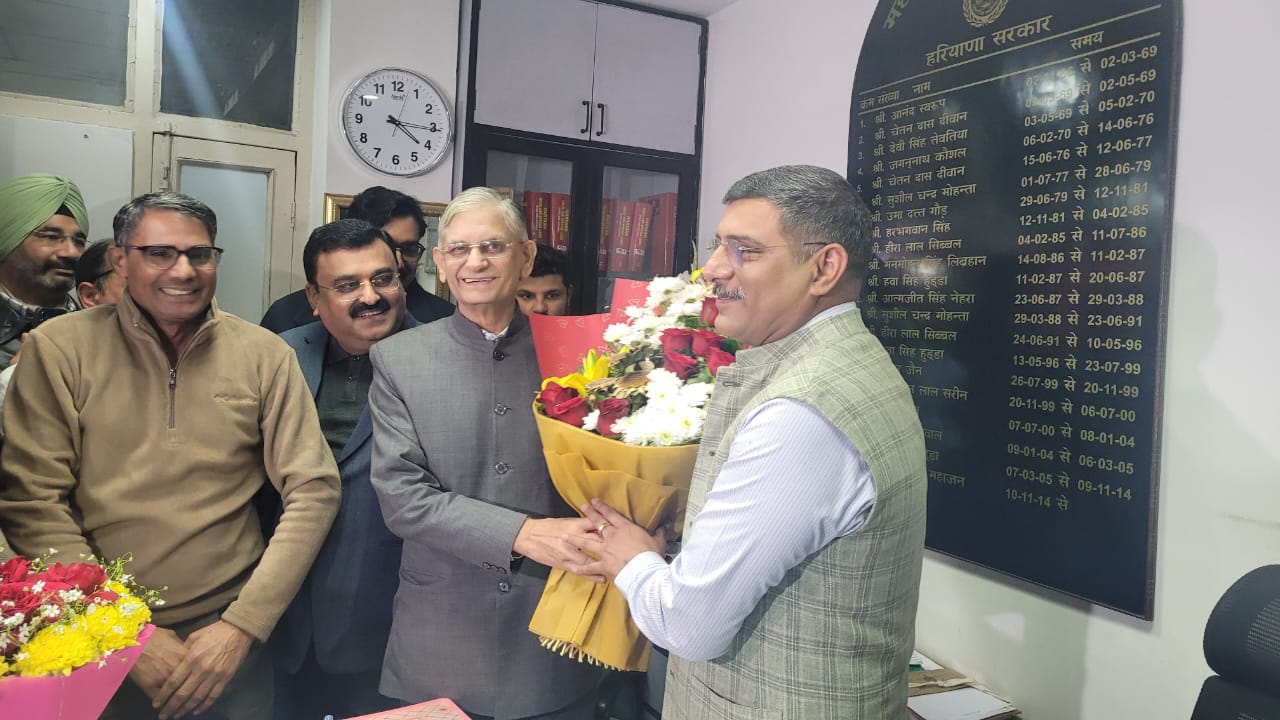 हरियाणा के महाधिवक्ता परविंद्र चाैहान का स्वागत करते पूर्व महाधिवक्ता बलदेव राज महाजन हरियाणा के महाधिवक्ता परविंद्र चाैहान का स्वागत करते पूर्व महाधिवक्ता बलदेव राज महाजन
