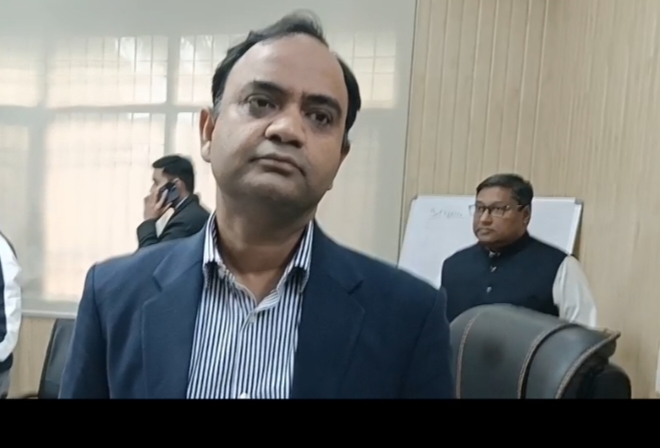 फोटो कैप्शन: पत्रकारों से बातचीत करते डीसी रोहतक फोटो कैप्शन: पत्रकारों से बातचीत करते डीसी रोहतक