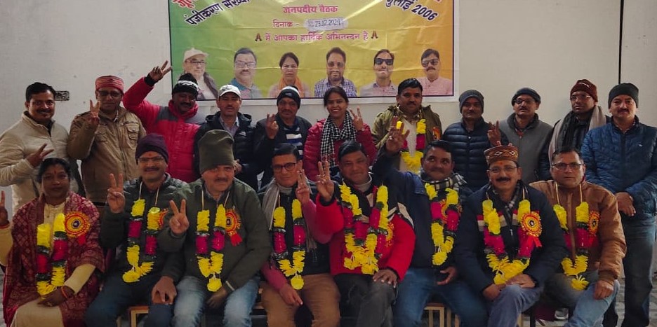 कर्णप्रयाग में आयोजित बैठक में नंदानगर की कार्यकारणी का सम्मान करते हुए। कर्णप्रयाग में आयोजित बैठक में नंदानगर की कार्यकारणी का सम्मान करते हुए।