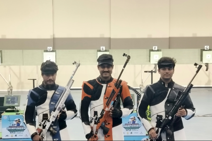 पुरुषों की 10 मीटर एयर राइफल फाइनल के बाद धनुष श्रीकांत, शाहू तुषार माने, यश वर्धन पुरुषों की 10 मीटर एयर राइफल फाइनल के बाद धनुष श्रीकांत, शाहू तुषार माने, यश वर्धन