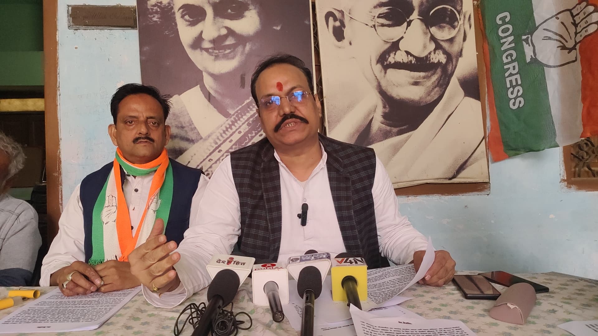 प्रेस वार्ता करते शहर कांग्रेस कमेटी के कार्यवाहक अध्यक्ष राजन पाठक।