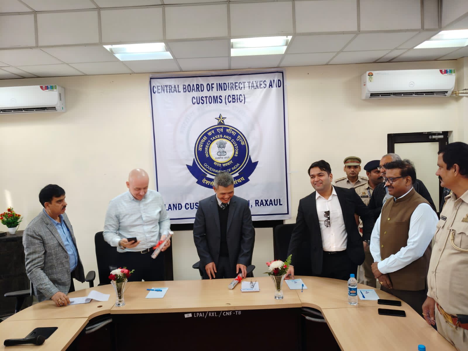 रक्सौल में बैठक करते रूसी दूतावास और कस्टम के अधिकारी रक्सौल में बैठक करते रूसी दूतावास और कस्टम के अधिकारी