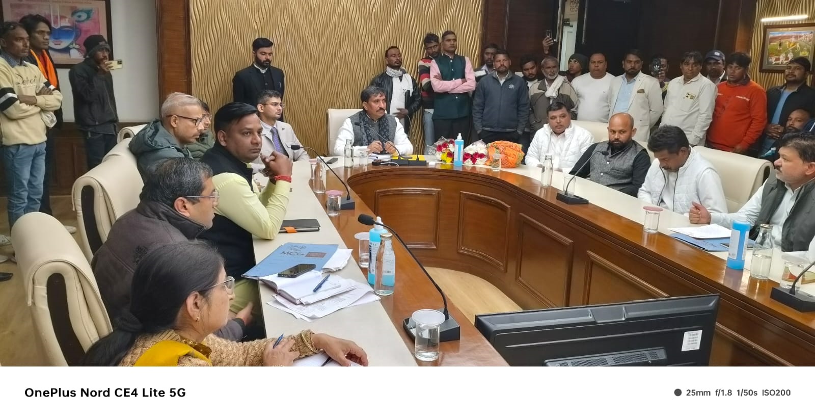 फोटो नंबर-05: गुरुग्राम के पीडब्ल्यूडी विश्राम गृह में सफाई कर्मचारियों की समस्याएं सुनते हरियाणा राज्य सफाई कर्मचारी आयोग के अध्यक्ष इंजी. कृष्ण कुमार। फोटो नंबर-05: गुरुग्राम के पीडब्ल्यूडी विश्राम गृह में सफाई कर्मचारियों की समस्याएं सुनते हरियाणा राज्य सफाई कर्मचारी आयोग के अध्यक्ष इंजी. कृष्ण कुमार।