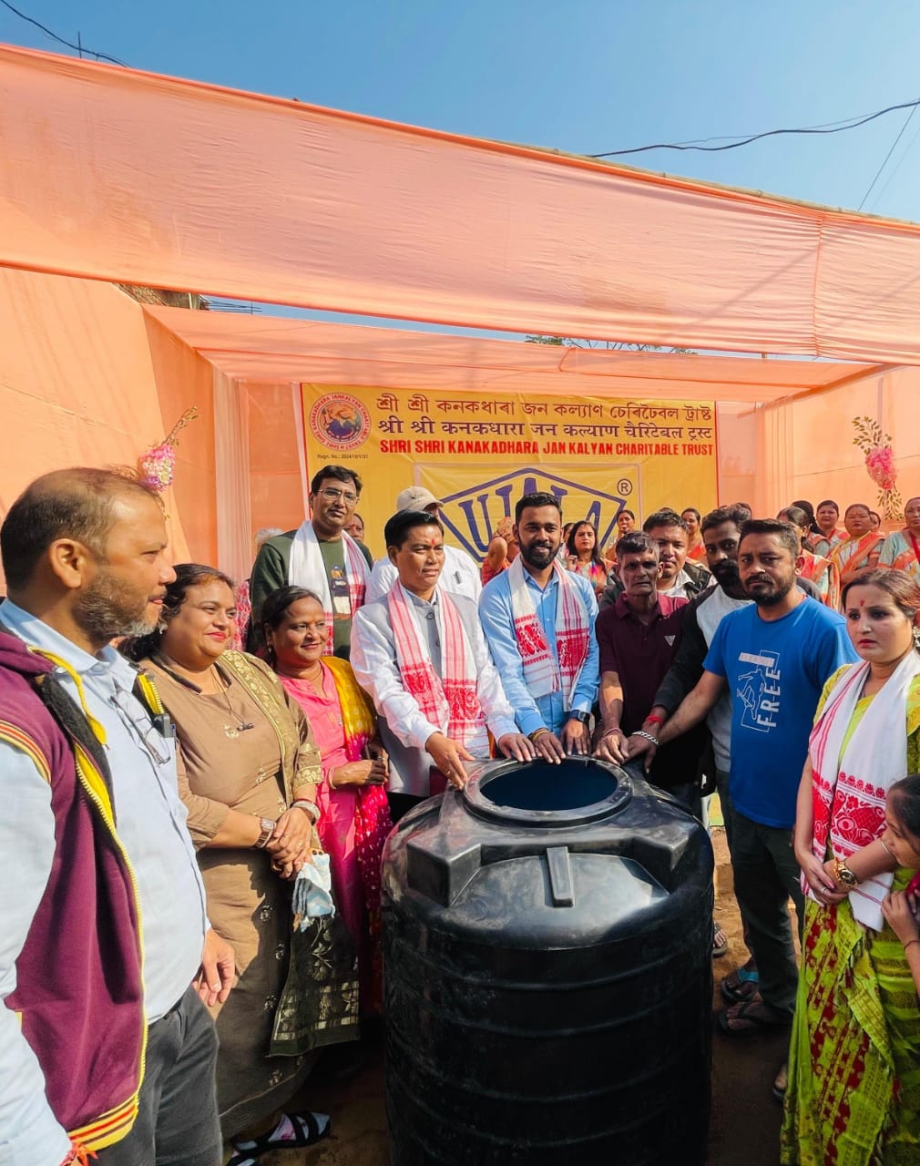 नीलाचल पहाड़ इलाके में रहने वाले परिवारों को निःशुल्क पानी की टंकियों का वितरण। नीलाचल पहाड़ इलाके में रहने वाले परिवारों को निःशुल्क पानी की टंकियों का वितरण।