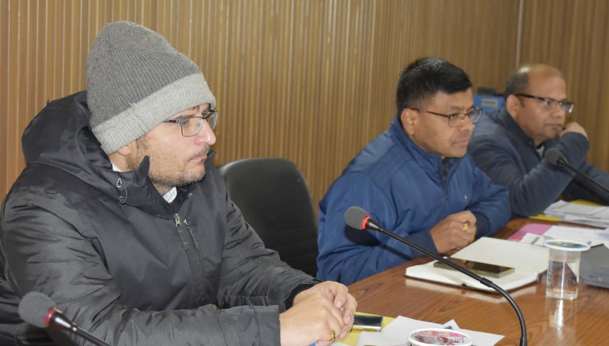 गोपेश्वर में सुशासन सप्ताह की समीक्षा बैठक लेते हुए डीएम। गोपेश्वर में सुशासन सप्ताह की समीक्षा बैठक लेते हुए डीएम।