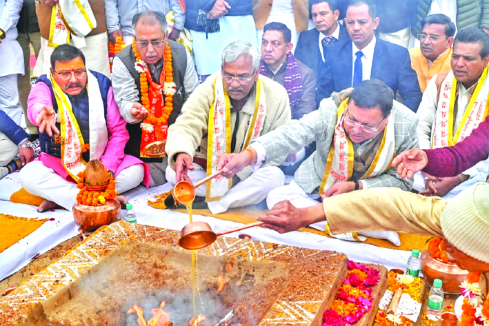 महायज्ञ में आहूति देते मुख्यमंत्री व अन्य महायज्ञ में आहूति देते मुख्यमंत्री व अन्य