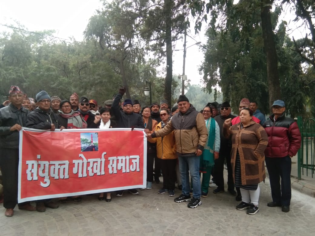 गोर्खा संयुक्त मोर्चा के कार्यकर्ता प्रदर्शन करते हुए गोर्खा संयुक्त मोर्चा के कार्यकर्ता प्रदर्शन करते हुए
