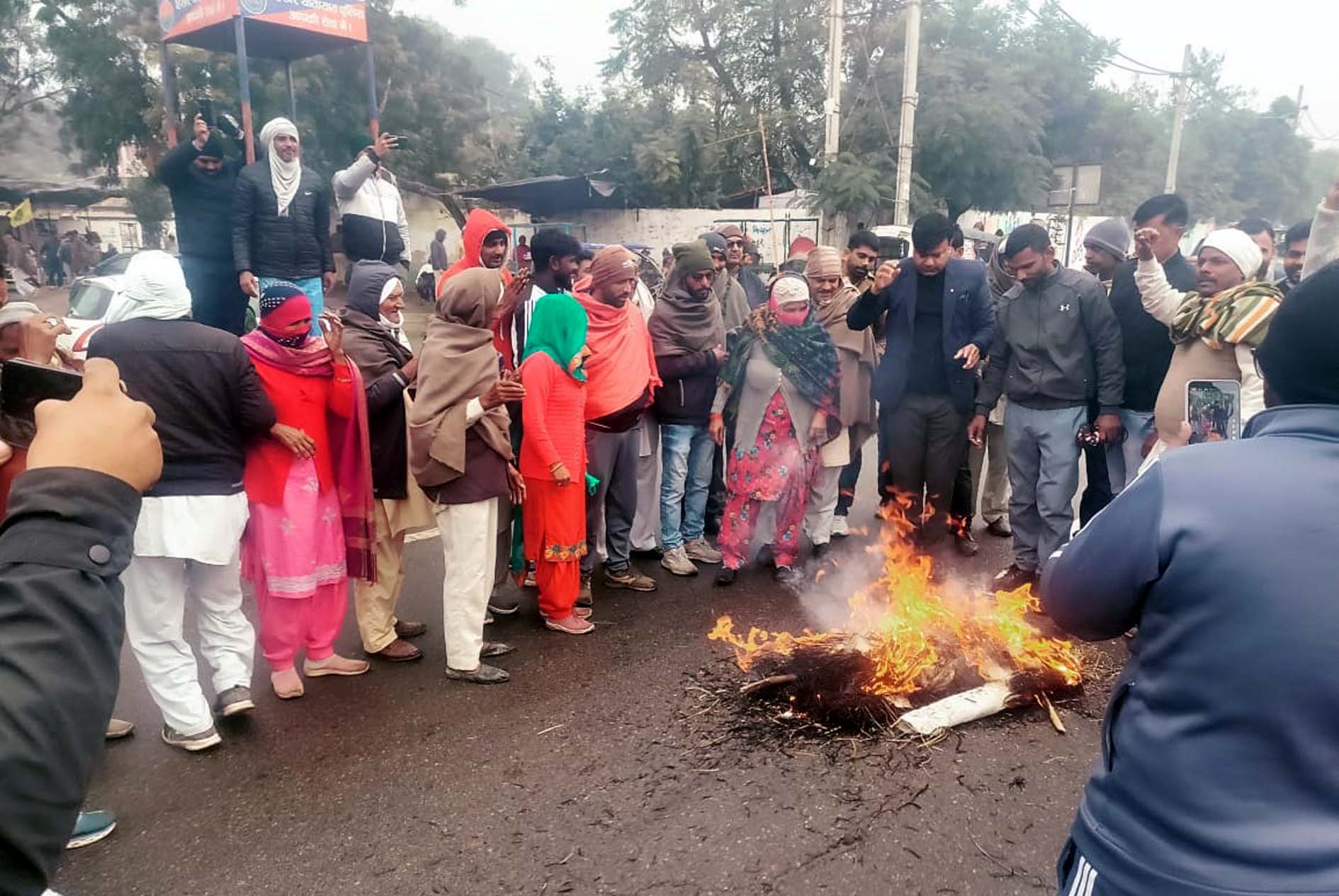 पुतला फूंकते दलित समाज के लोग।