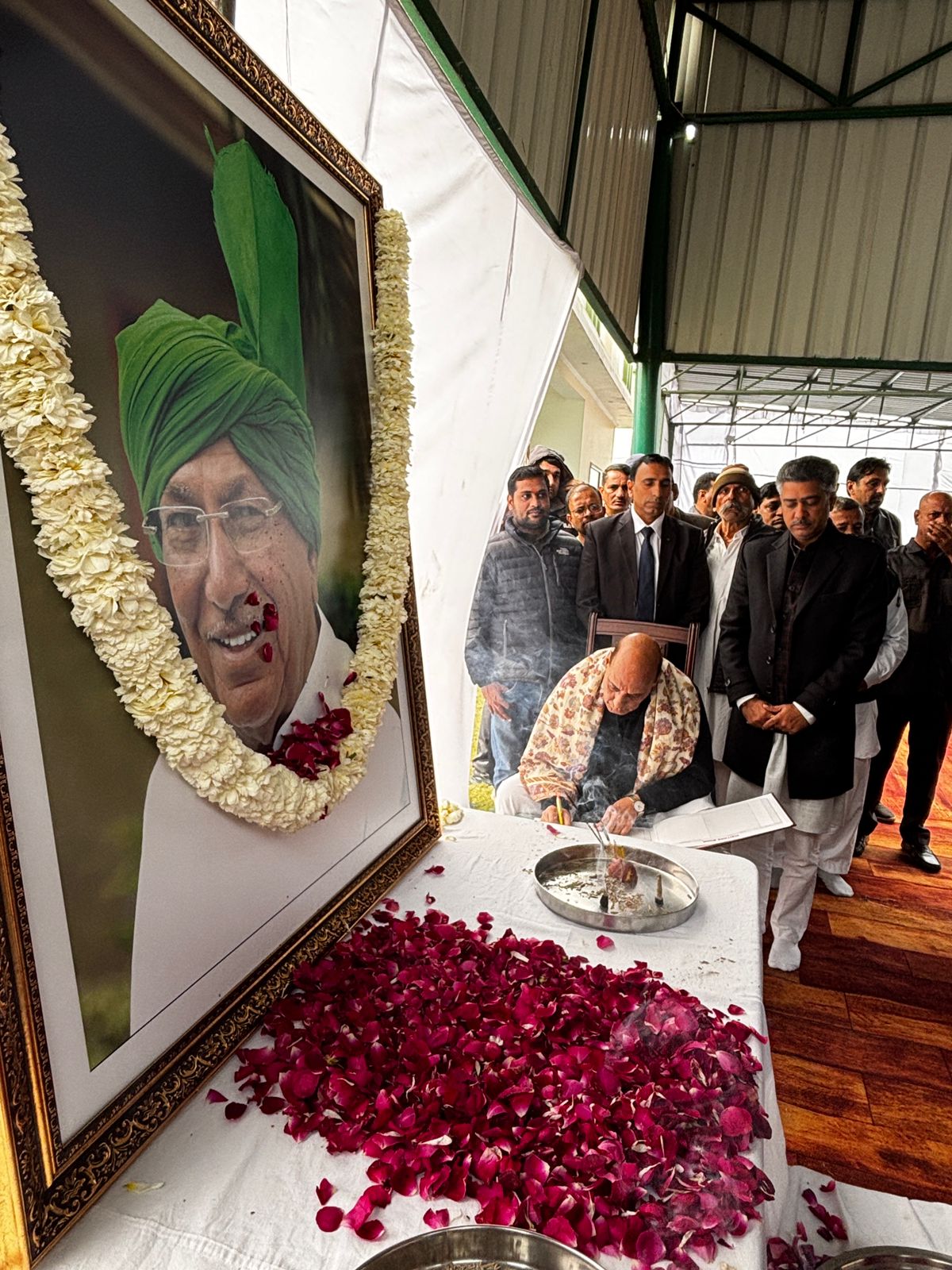 पूर्व सीएम ओपी चाैटाला काे श्रद्धांजलि भेंट करते रक्षा मंत्री राजनाथ सिंह पूर्व सीएम ओपी चाैटाला काे श्रद्धांजलि भेंट करते रक्षा मंत्री राजनाथ सिंह