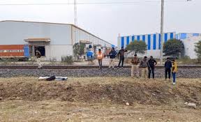 पत्नी की हत्या करने के बाद पति ने ट्रेन से कटकर की आत्महत्या