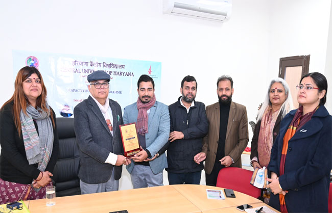 हकेवि में क्षमता निर्माण कार्यक्रम के दौरान मौजूद कुलपति प्रो. टंकेशवर कुमार व अन्य। हकेवि में क्षमता निर्माण कार्यक्रम के दौरान मौजूद कुलपति प्रो. टंकेशवर कुमार व अन्य।
