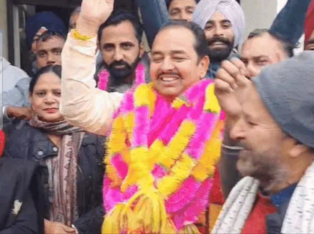 चेयरपर्सन चुने जाने के बाद खुशी व्यक्त करते पूर्व विधायक कुलवंत बाजीगर चेयरपर्सन चुने जाने के बाद खुशी व्यक्त करते पूर्व विधायक कुलवंत बाजीगर